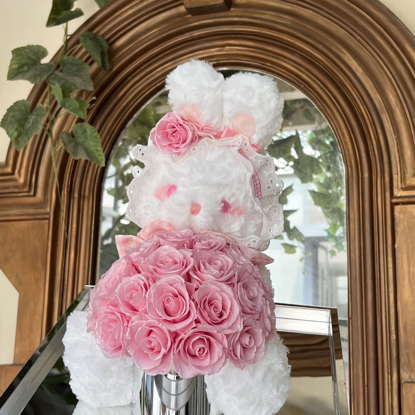 China Wholesale Cute Lolita Plush Rabbit Design 26 Embrace Bucket Eternal Rose Preserved Flower Gift
