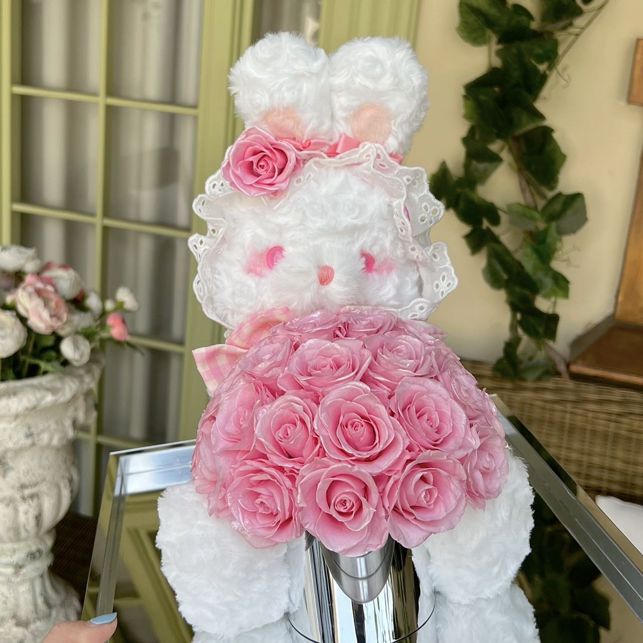 China Wholesale Cute Lolita Plush Rabbit Design 26 Embrace Bucket Eternal Rose Preserved Flower Gift