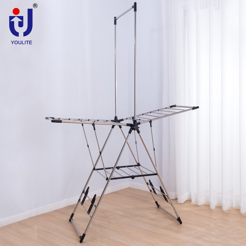 Economical portable clothesline garment display rack