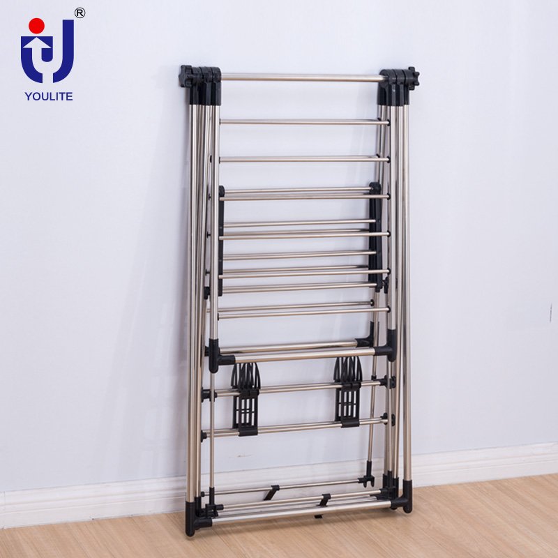 Economical portable clothesline garment display rack