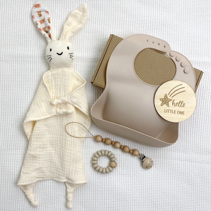 Online Hot Selling Baby Gift Set 100% Organic Cotton Muslin Bunny Comforter Toy Wooden Milestone Cards Matching Bib Gift Set