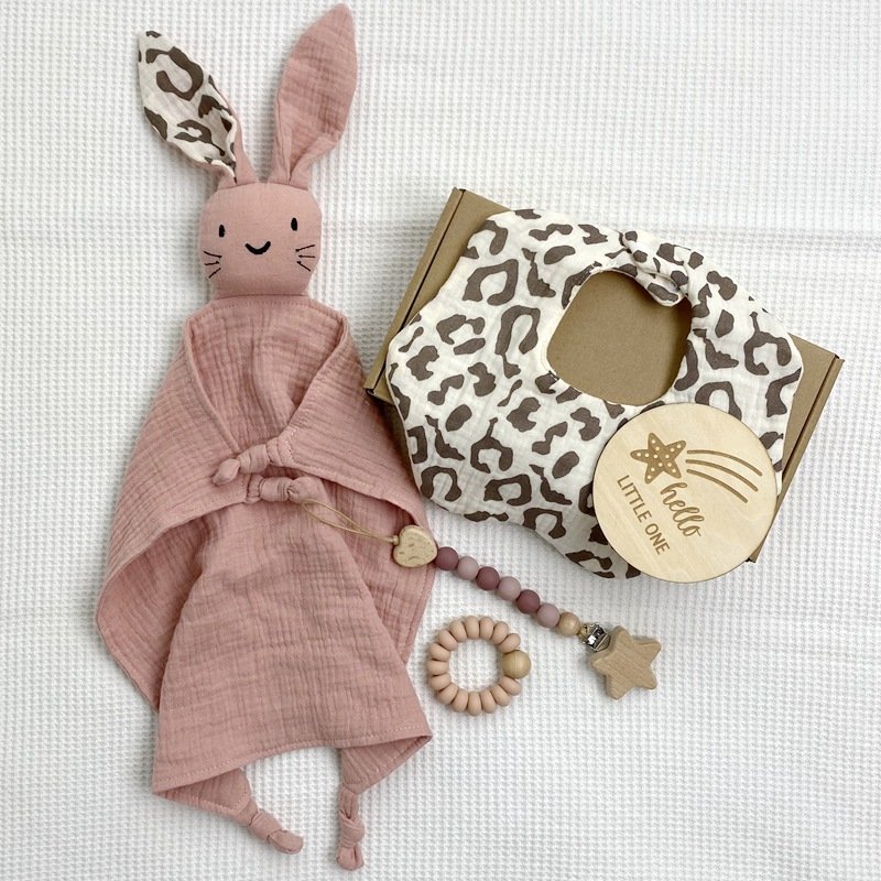 Online Hot Selling Baby Gift Set 100% Organic Cotton Muslin Bunny Comforter Toy Wooden Milestone Cards Matching Bib Gift Set