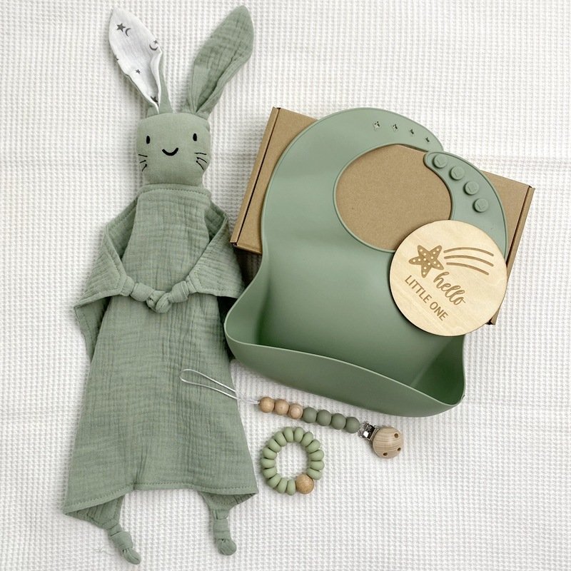 Online Hot Selling Baby Gift Set 100% Organic Cotton Muslin Bunny Comforter Toy Wooden Milestone Cards Matching Bib Gift Set