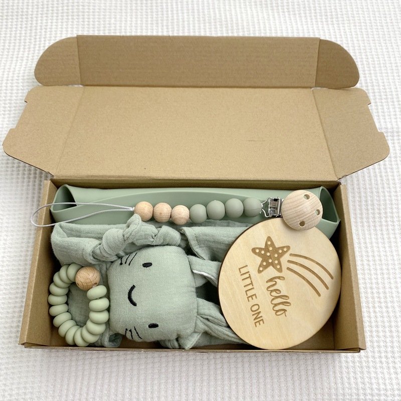 Online Hot Selling Baby Gift Set 100% Organic Cotton Muslin Bunny Comforter Toy Wooden Milestone Cards Matching Bib Gift Set