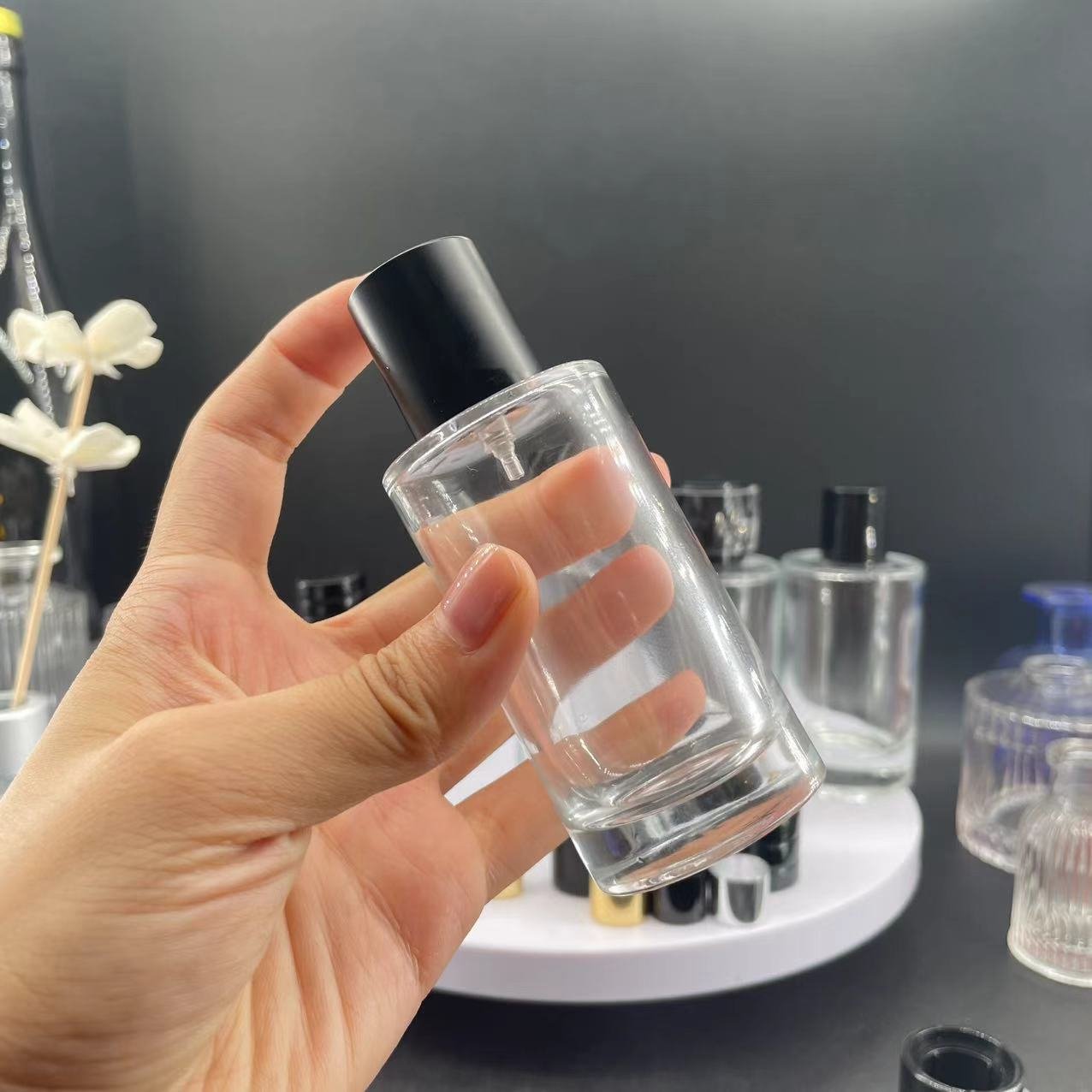 slender cylinder 30ml50ml100ml screw bayonet optional glass perfume bottle can be matched with cover