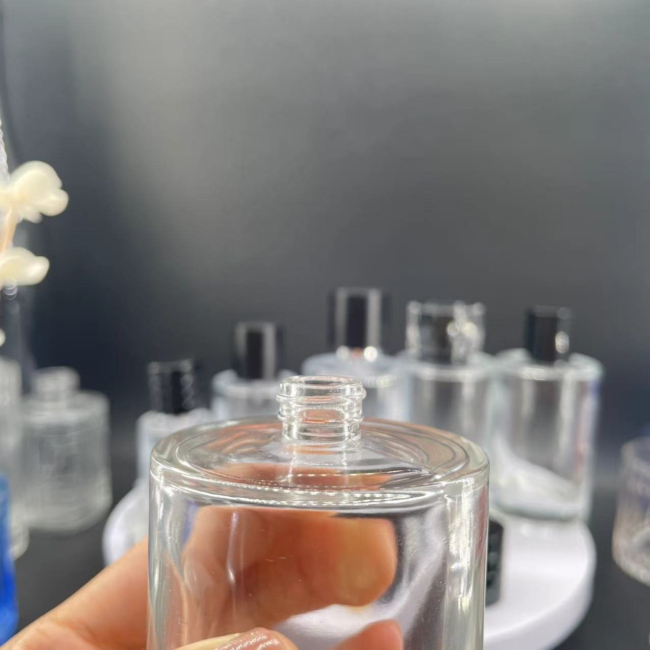 slender cylinder 30ml50ml100ml screw bayonet optional glass perfume bottle can be matched with cover