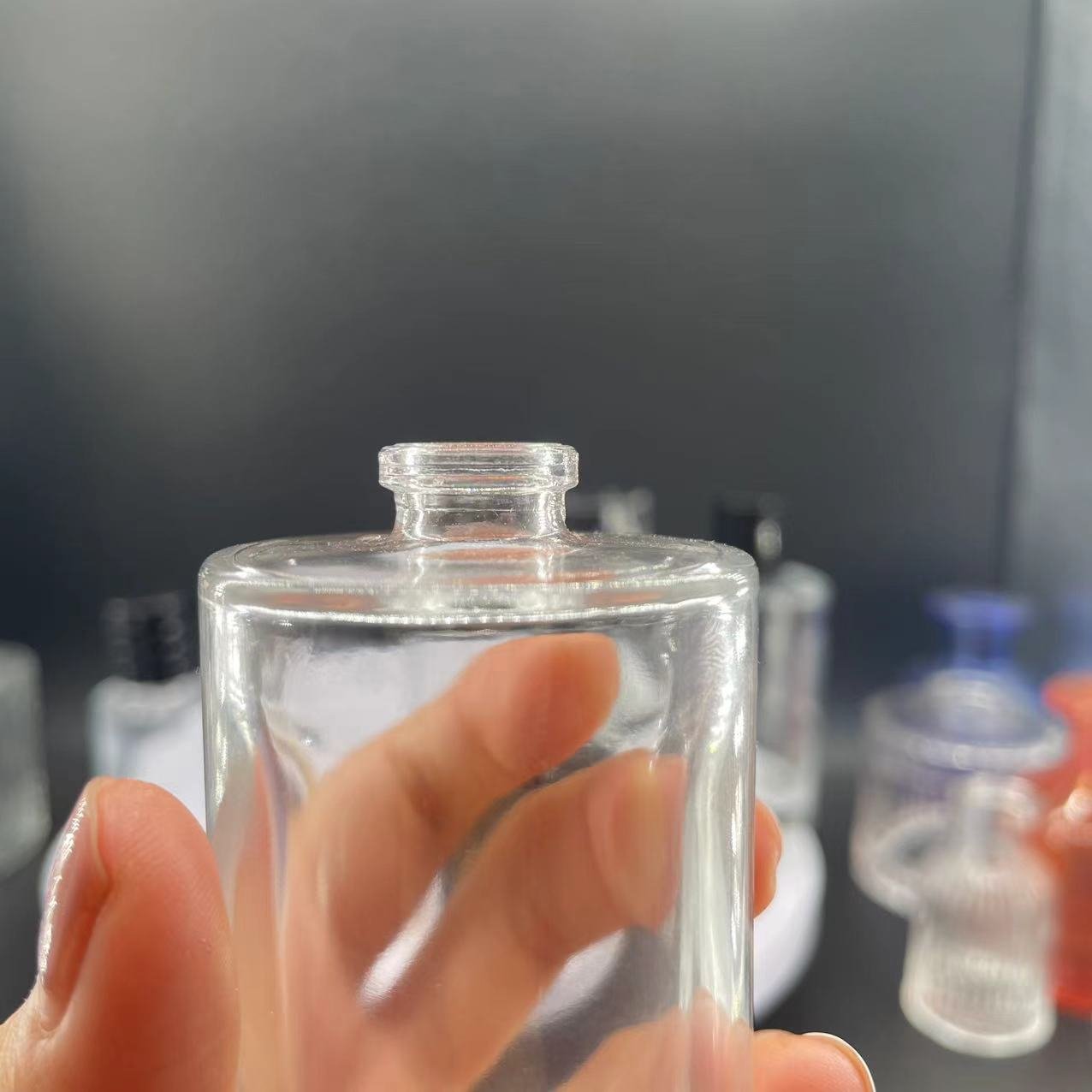 slender cylinder 30ml50ml100ml screw bayonet optional glass perfume bottle can be matched with cover