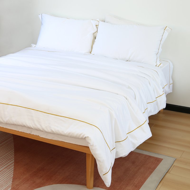 Wholesale high quality Embroidery quilts set Bedsheet luxury bedding with embroidery pillow cover 3 in 1 duvet cover set