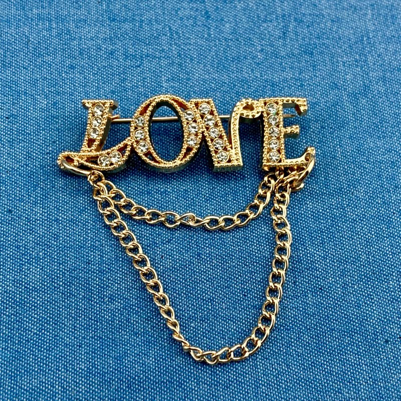 High-grade letter brooch women's high-grade individual corsage chain set diamond all matching dress pin pearl