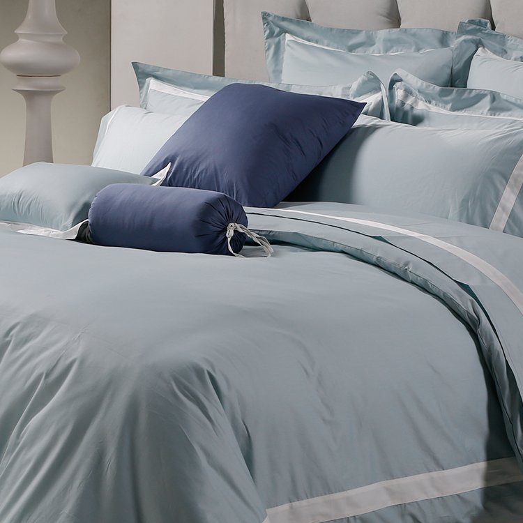 Luxury Fashion Designed 100% Cotton White Blue Bedding Set Matching Pillows Decorative Bed Runner