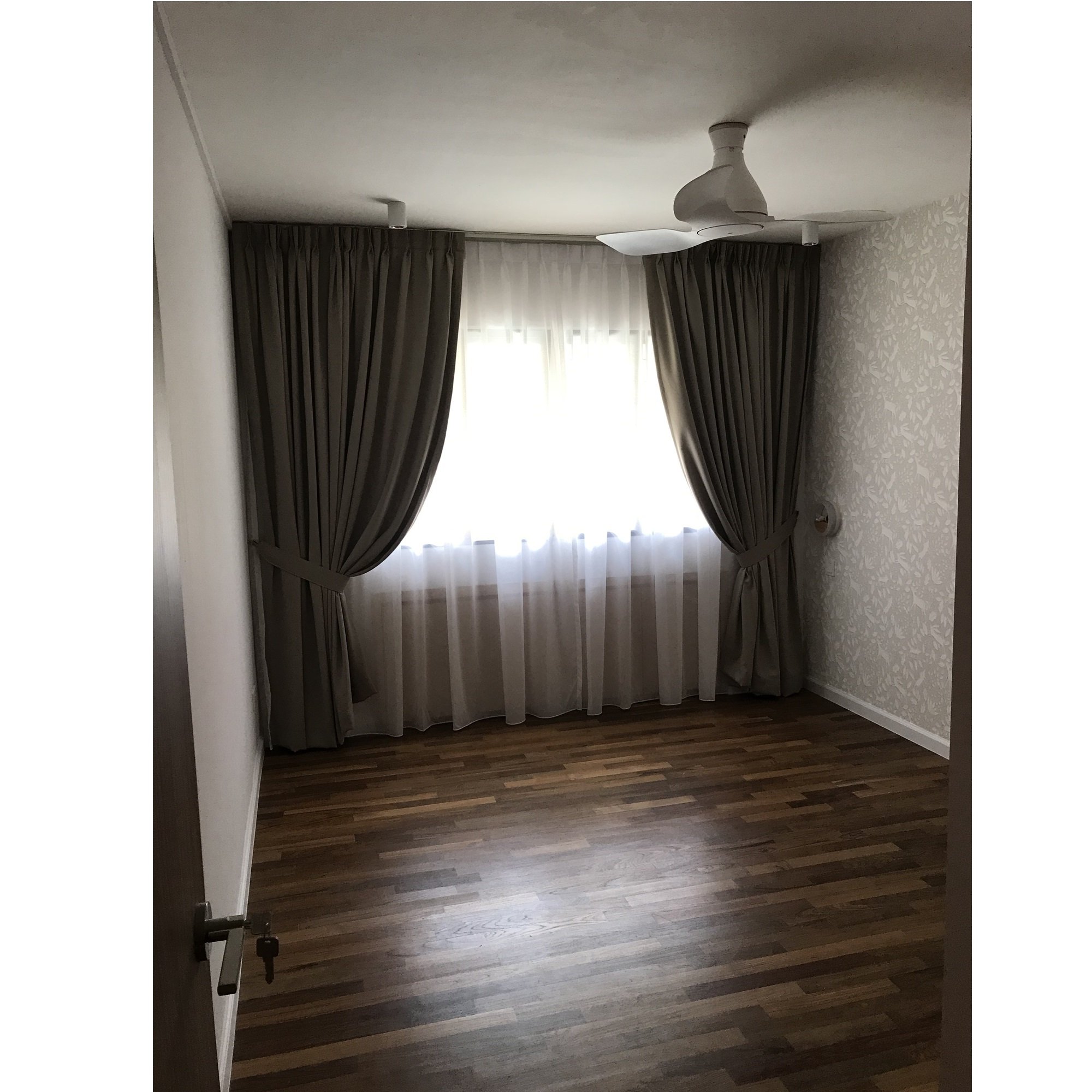 Commercial Residential High Quality All-Season Blackout Curtains Handmade Traditional Singapore Decoration Pillars Bedroom Use