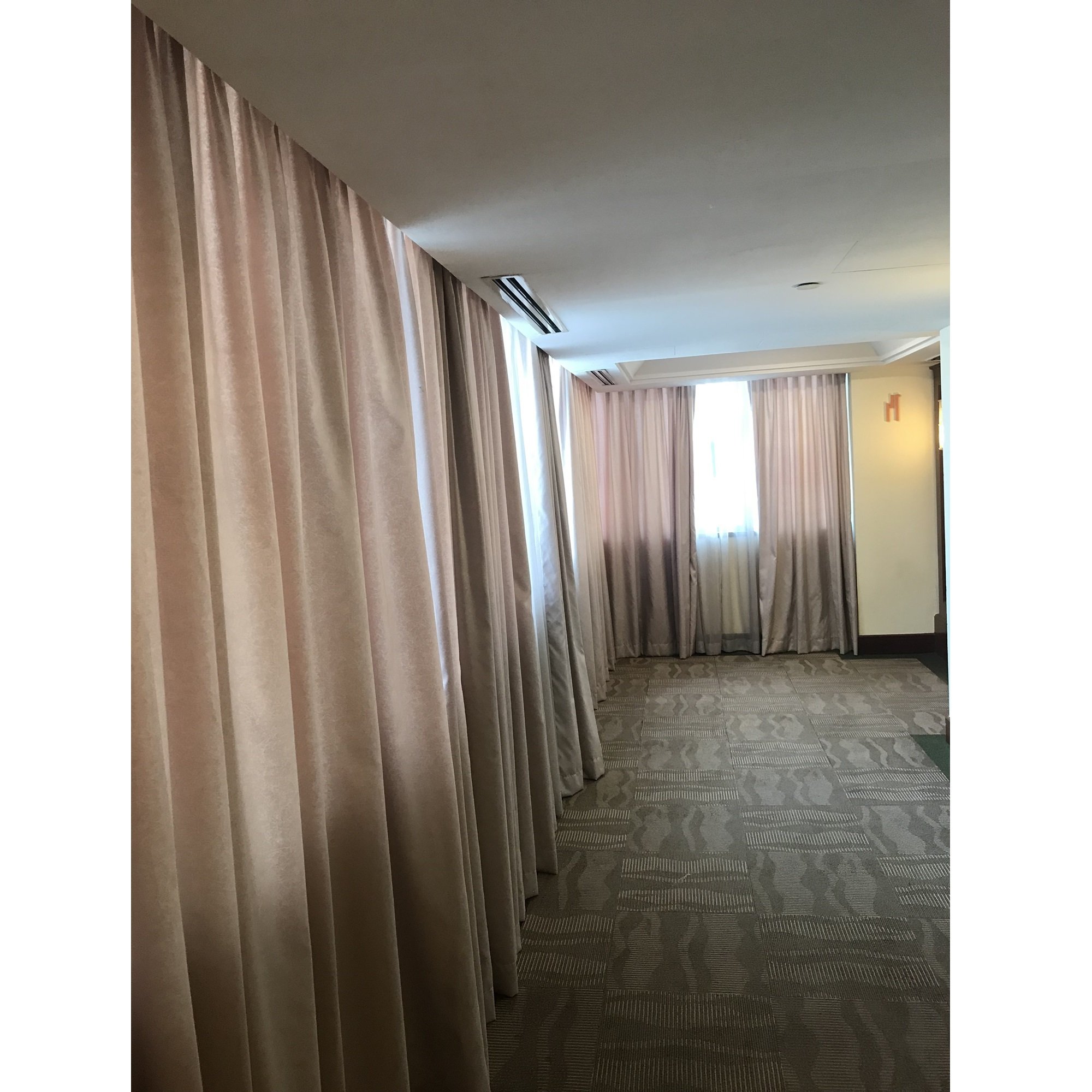 Commercial Residential High Quality All-Season Blackout Curtains Handmade Traditional Singapore Decoration Pillars Bedroom Use