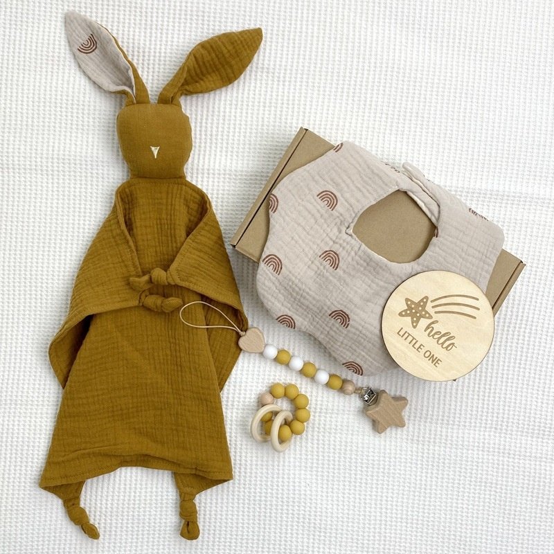 Online Hot Selling Baby Gift Set 100% Organic Cotton Muslin Bunny Comforter Toy Wooden Milestone Cards Matching Bib Gift Set