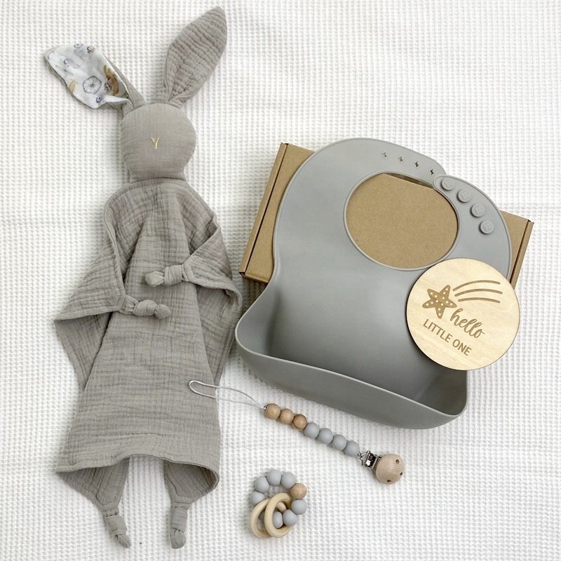 Online Hot Selling Baby Gift Set 100% Organic Cotton Muslin Bunny Comforter Toy Wooden Milestone Cards Matching Bib Gift Set