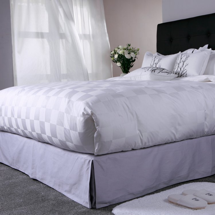 Luxury Fashion Designed 100% Cotton jacquard White Bedding Set Matching Pillows Decorative Bed Runner