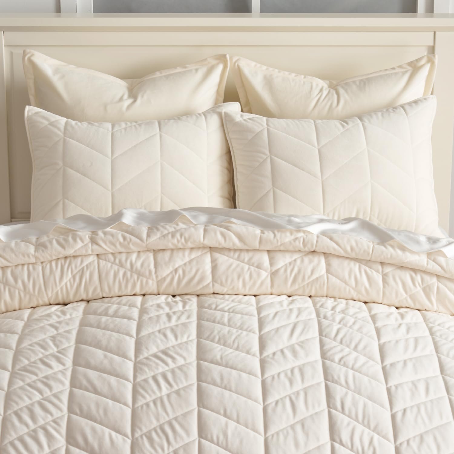 Contemporary All Season Bedroom Soft Texture Solid Color Quilt Set With Two Matching Pillow