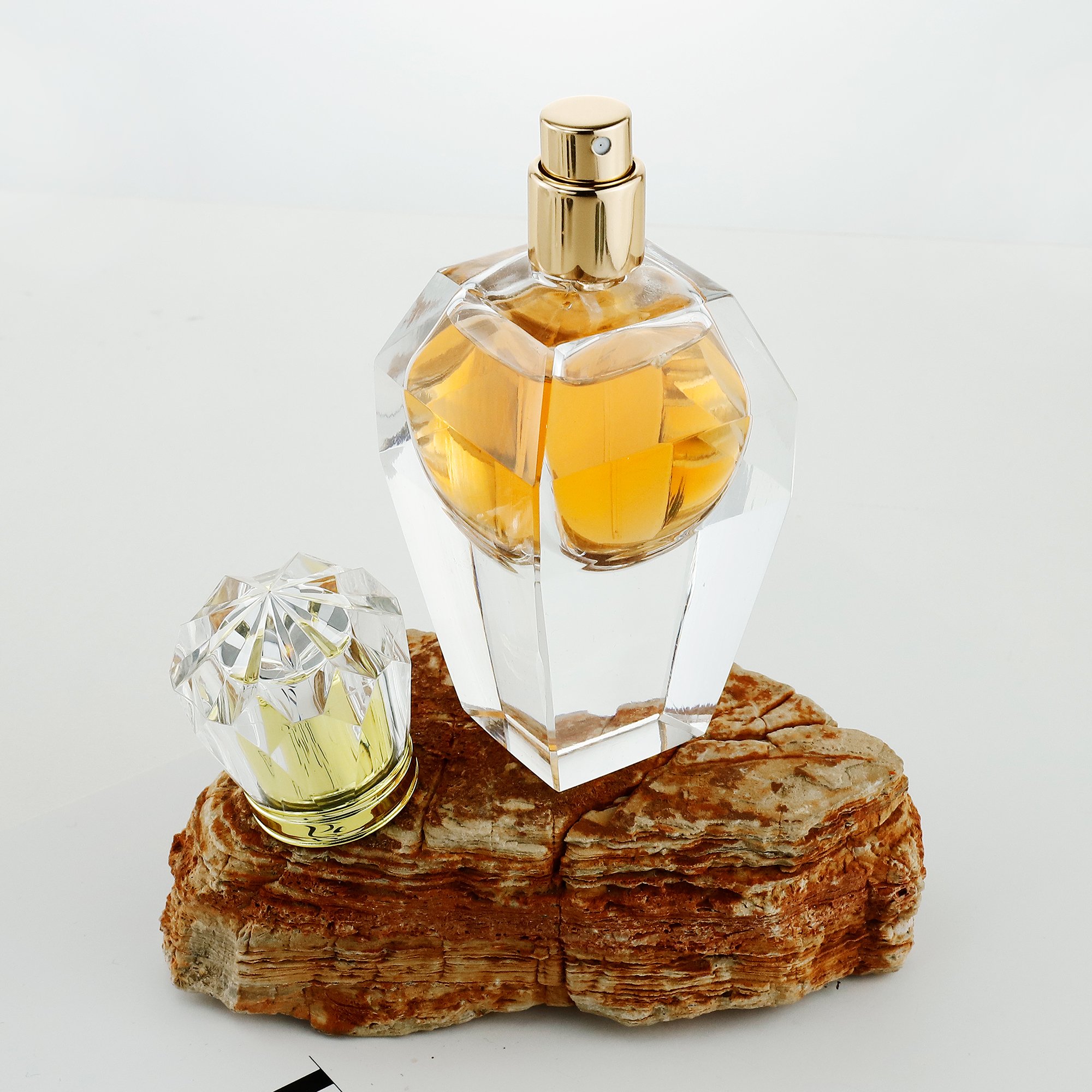 Ready to Ship Unique Diamond-shaped Luxury 30ml Perfume Pafume Glass Bottle with Matched Cap and Sprayer