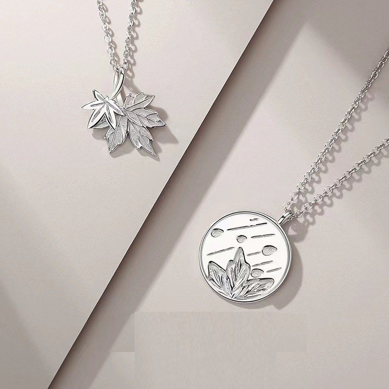 Romantic Maple Round Pendant Couple Necklace Romantic Prommise Matching Circle Pendant Maple Leaves Necklace