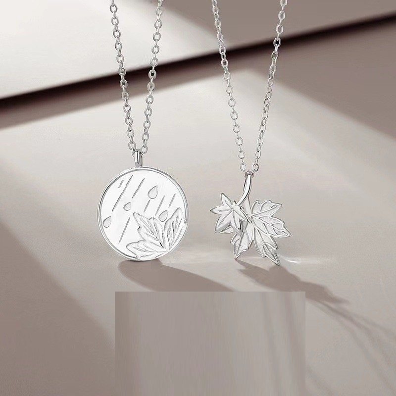 Romantic Maple Round Pendant Couple Necklace Romantic Prommise Matching Circle Pendant Maple Leaves Necklace