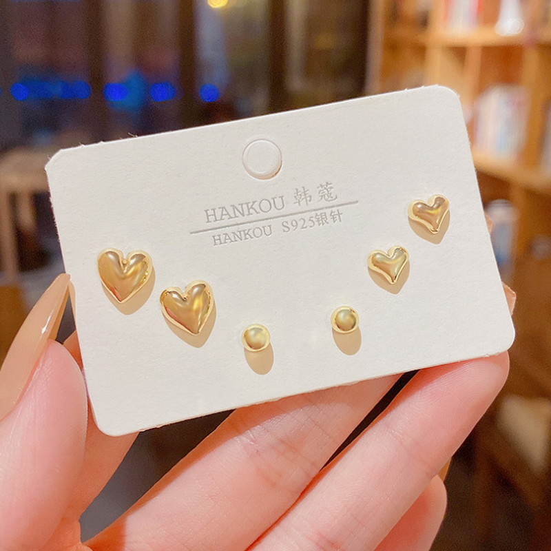 New Simple Love Heart Stud Earrings Exquisite Trendy Small Gold Earrings Temperament All-match Women's Earrings