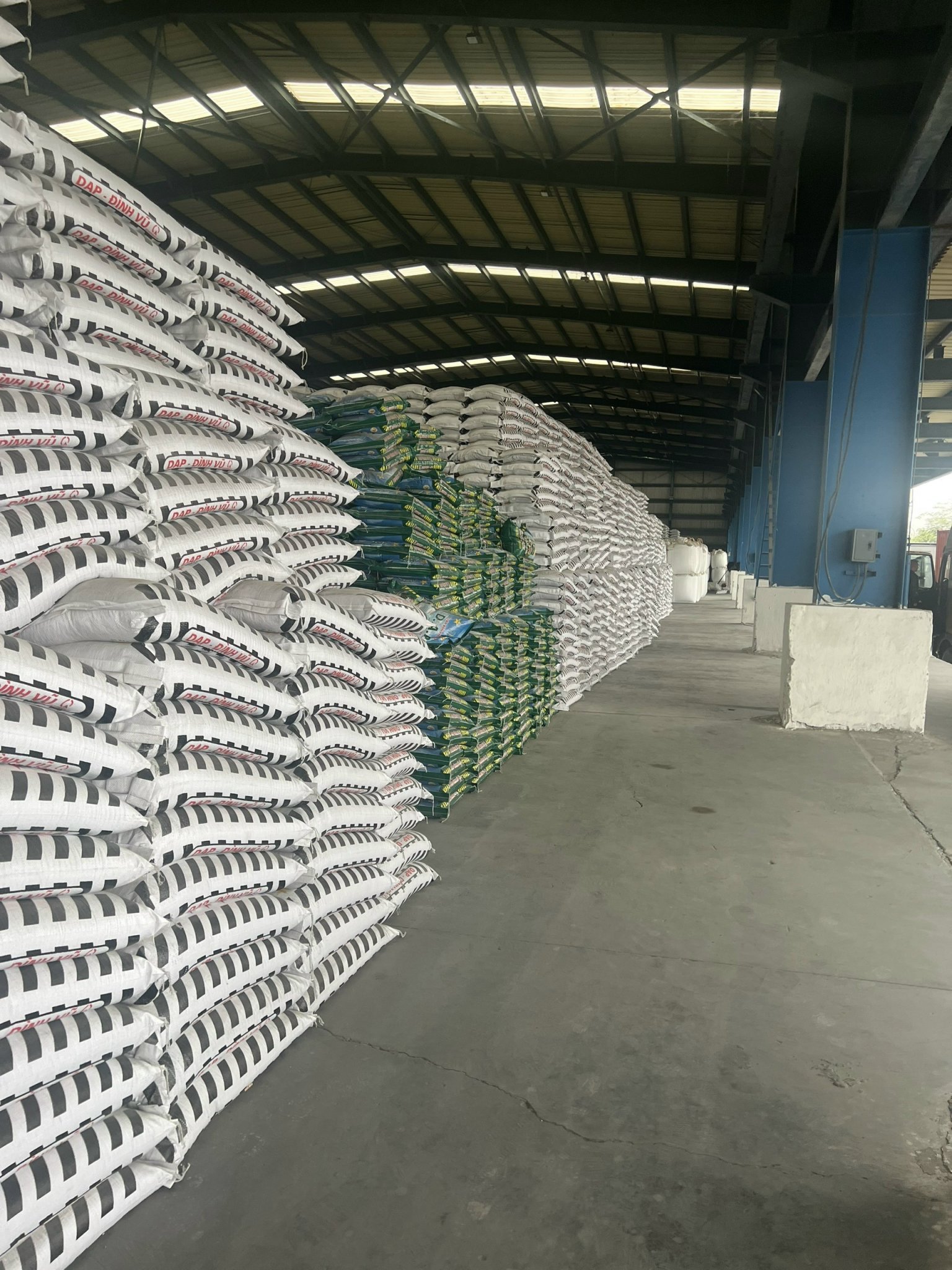 Powder Granular DAP Diammonium Phosphate Agriculture product fertilizer for palm oil tree Indonesia market