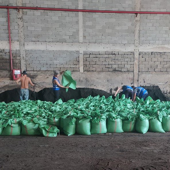 Natural organic fertilizer manure Sundried Chicken Manure Fertilizer Organic Plant Fertilizer From Vietnam Composting Manure