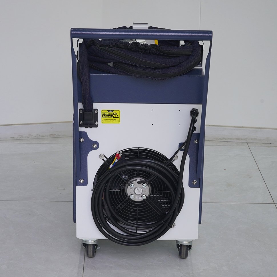 Factory Price laser cleaner 2000w laser rust removal water cool portable laser machine wood cleaning For Oil Stain Rust Coating