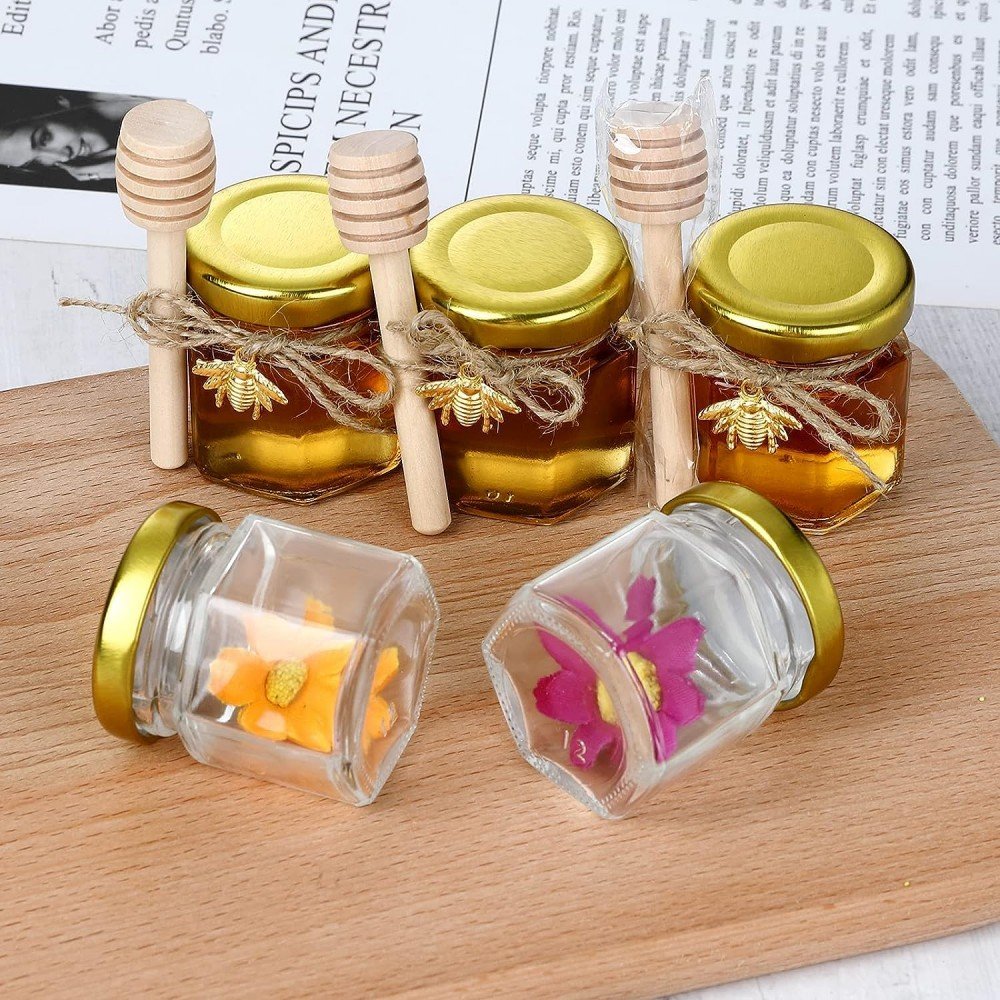 . YOLOWE HOME 30pcs/1.5 oz Hexagonal Mini Glass Honey Jar Wooden Spoon Gold Lid Wedding Party Favor Bee Pendant Storage Bottle