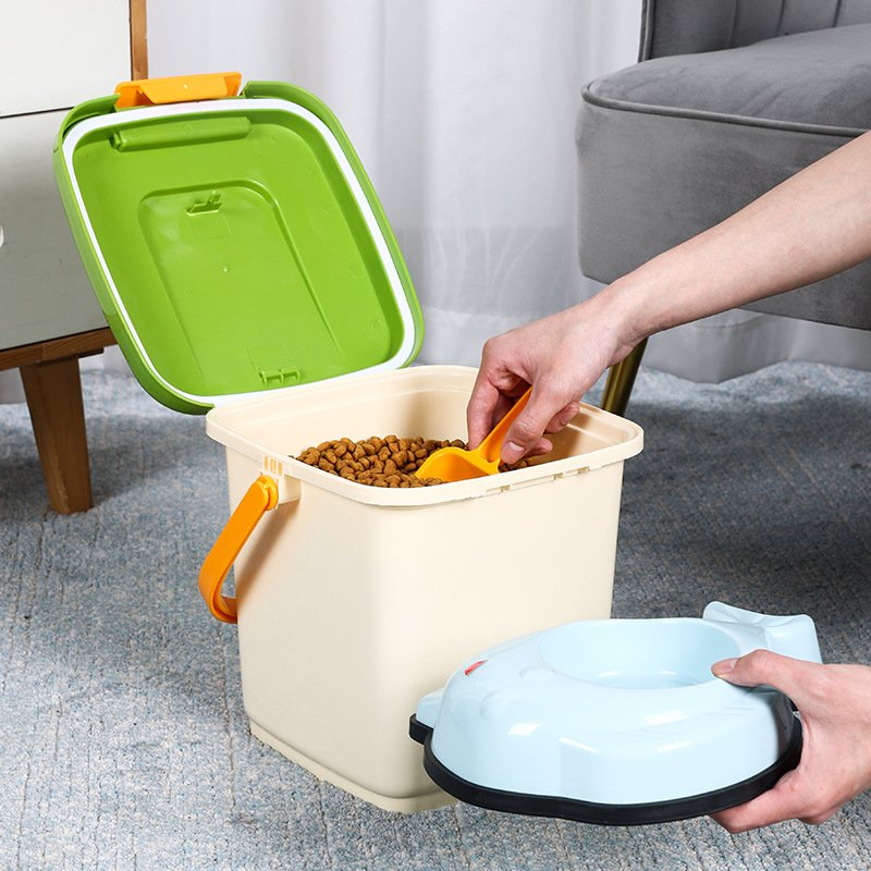 Pet Food Storage Bucket 35L Large Capacity Moistureproof Sealed Metal Pet Food Bucket With Scoop