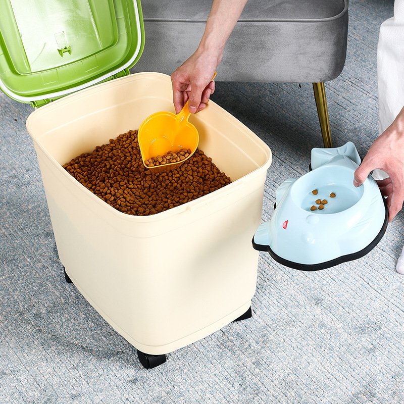 Pet Food Storage Bucket 35L Large Capacity Moistureproof Sealed Metal Pet Food Bucket With Scoop
