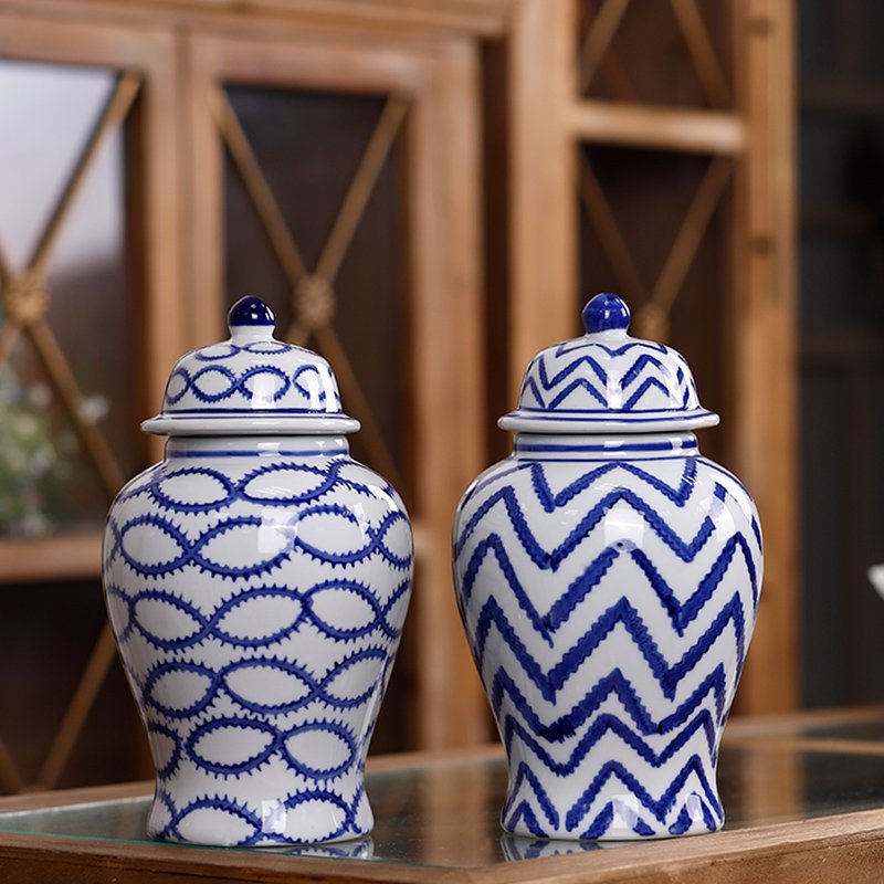 Redeco Popular Design Hand-Painted Jewelry Box Blue and White Ceramic Vase With Lids Ceramic Storage Jar For Gifts Home Decor
