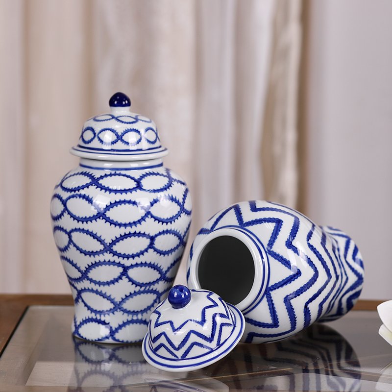 Redeco Popular Design Hand-Painted Jewelry Box Blue and White Ceramic Vase With Lids Ceramic Storage Jar For Gifts Home Decor