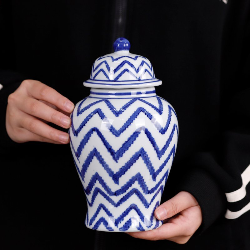Redeco Popular Design Hand-Painted Jewelry Box Blue and White Ceramic Vase With Lids Ceramic Storage Jar For Gifts Home Decor