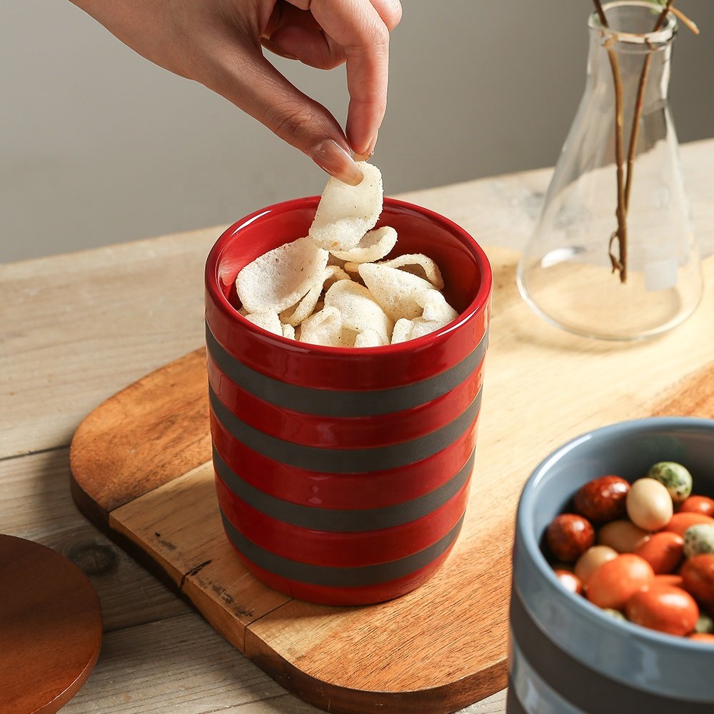 Custom cheap china wholesale kitchen spice food gift porcelain storage containers bottles ceramic jar with wooden lid