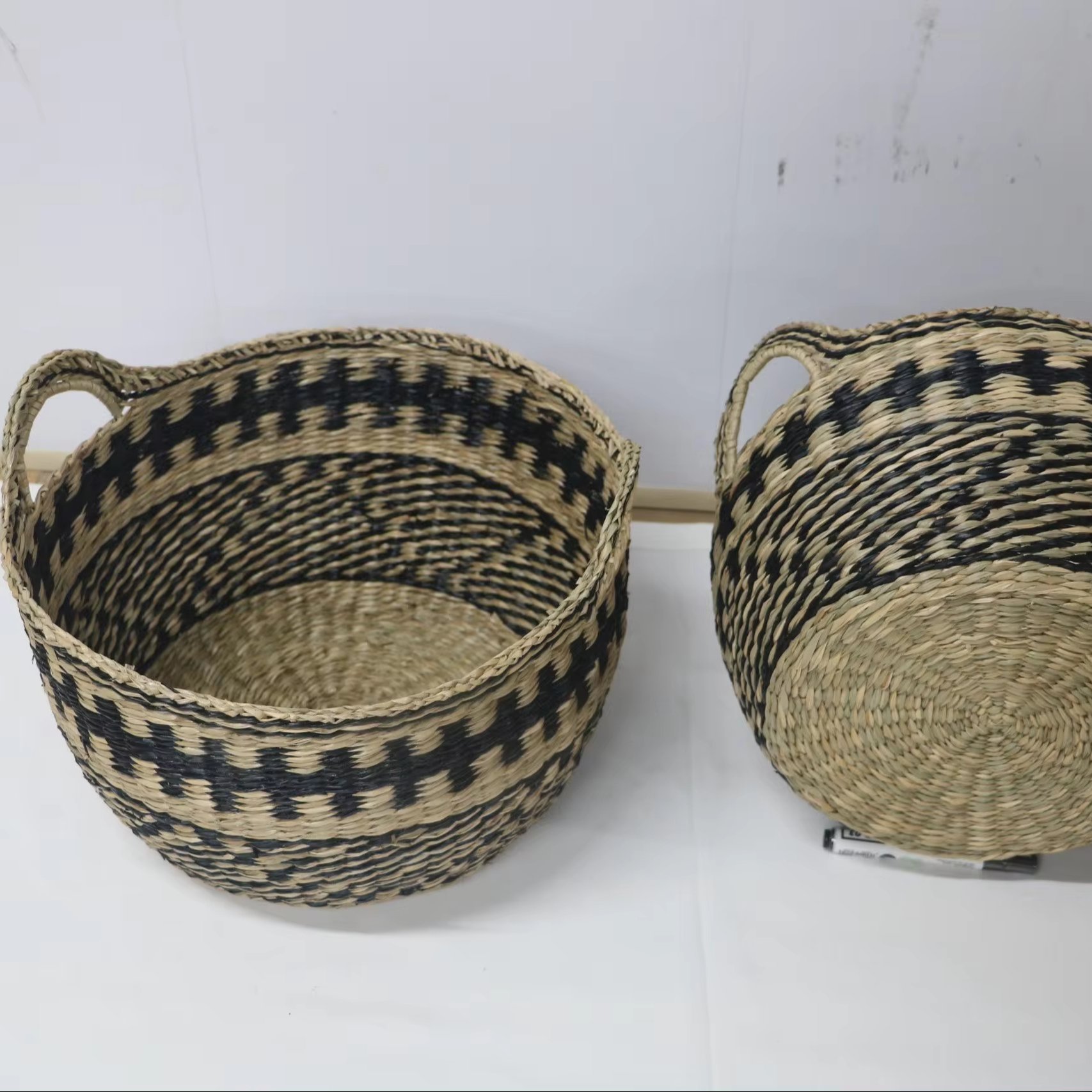 Handmade Decorative Seagrass Boa Basket with Handle Vietnam Factory Storage Boxes & Bins