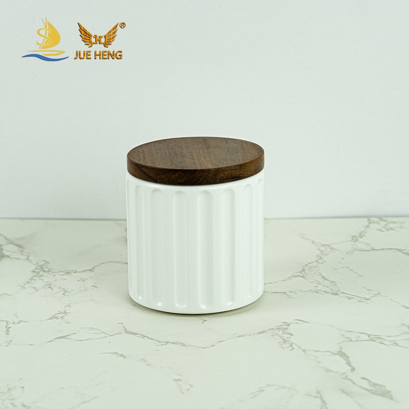 Wholesale Fashion Restaurant Home Decorations white resin and ceramic storage Jar With wood Lid For Kitchen or Bathroom