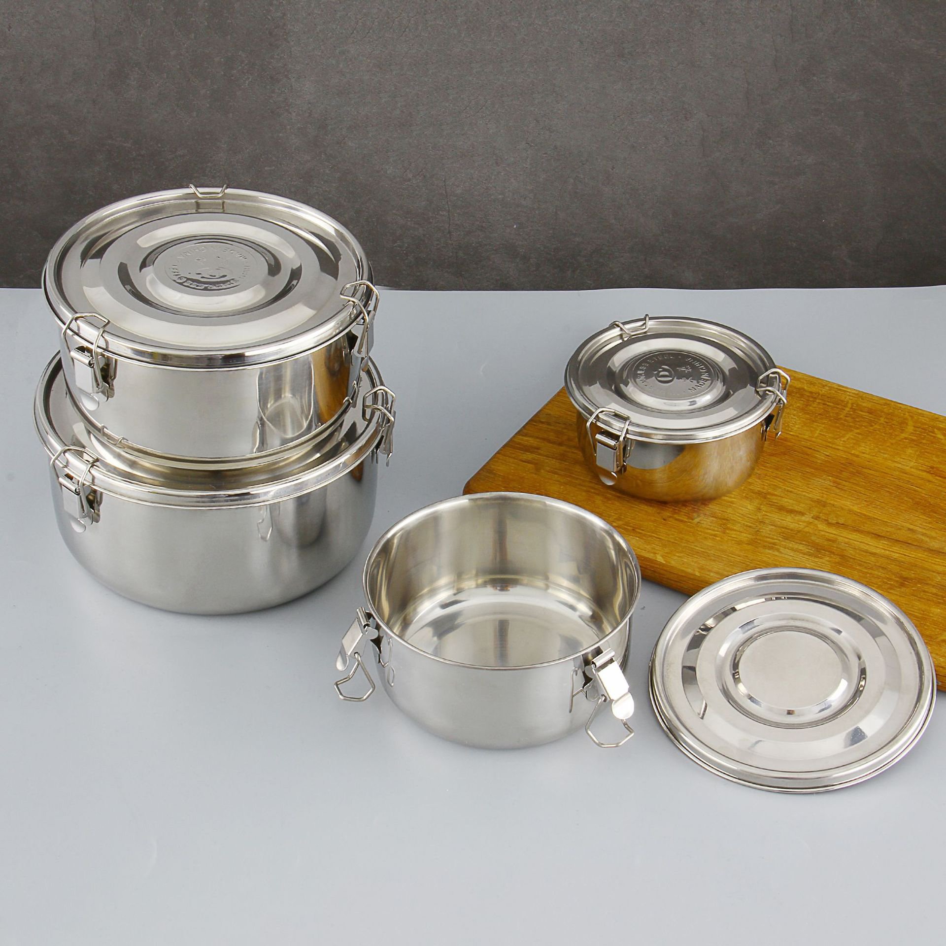 Hot selling in the Middle East Stainless Steel Lunch Box Round Food Bowl Leakproof Metal Camping Lunch Boxes