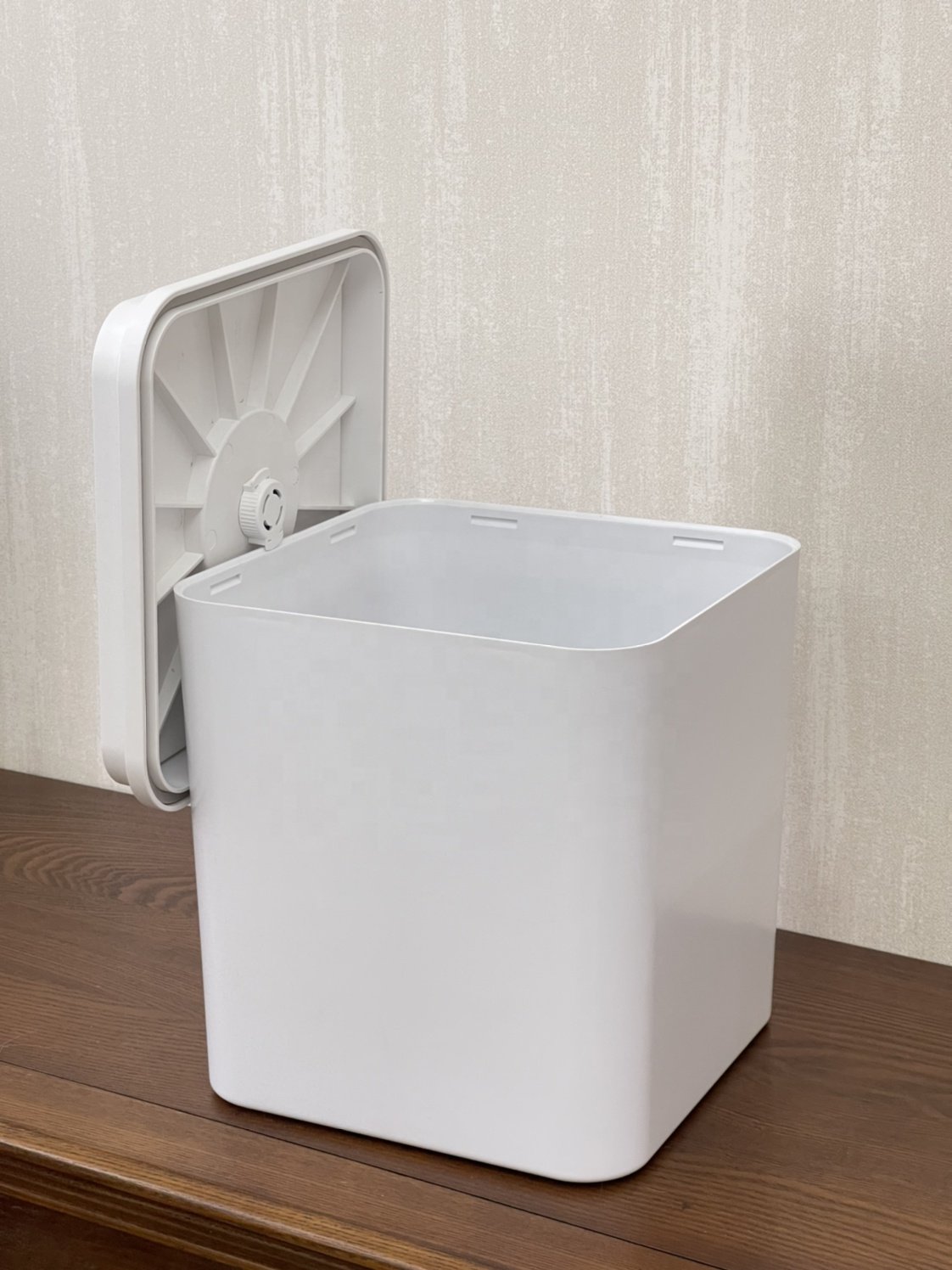 Rechargeable Auto Vacuum Rice Grain and Food Storage Containers with Freshness Preservation Feature