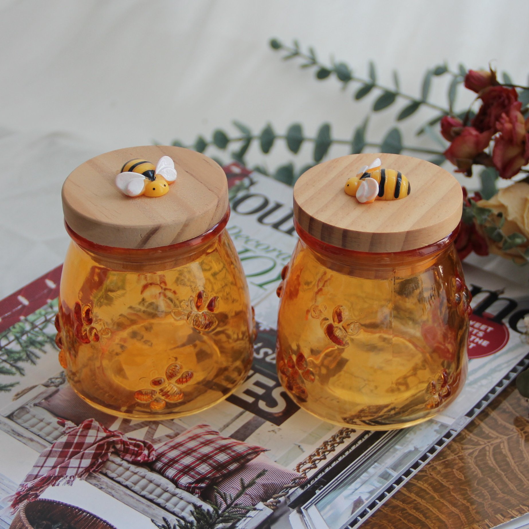 Manufacturer Custom Food Grade Empty Clear Honey glass jar with wooden lid and bee-shaped plastic decorative