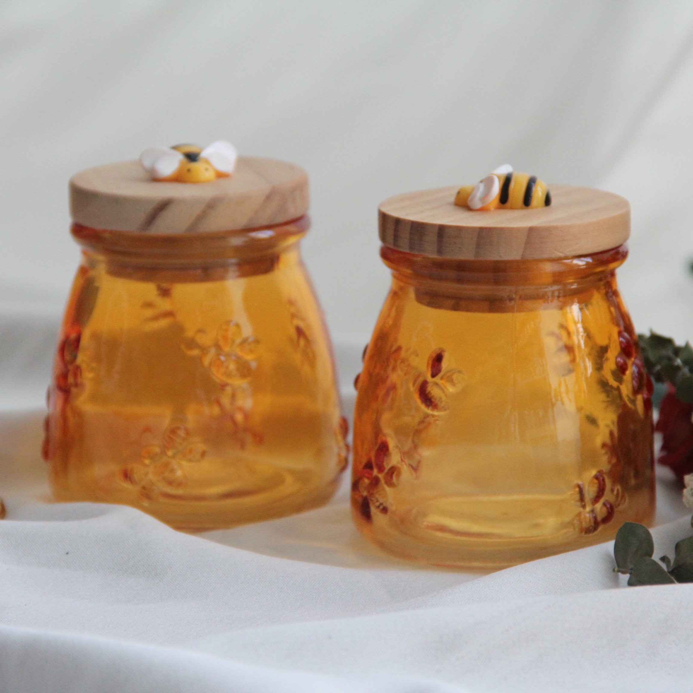 Manufacturer Custom Food Grade Empty Clear Honey glass jar with wooden lid and bee-shaped plastic decorative
