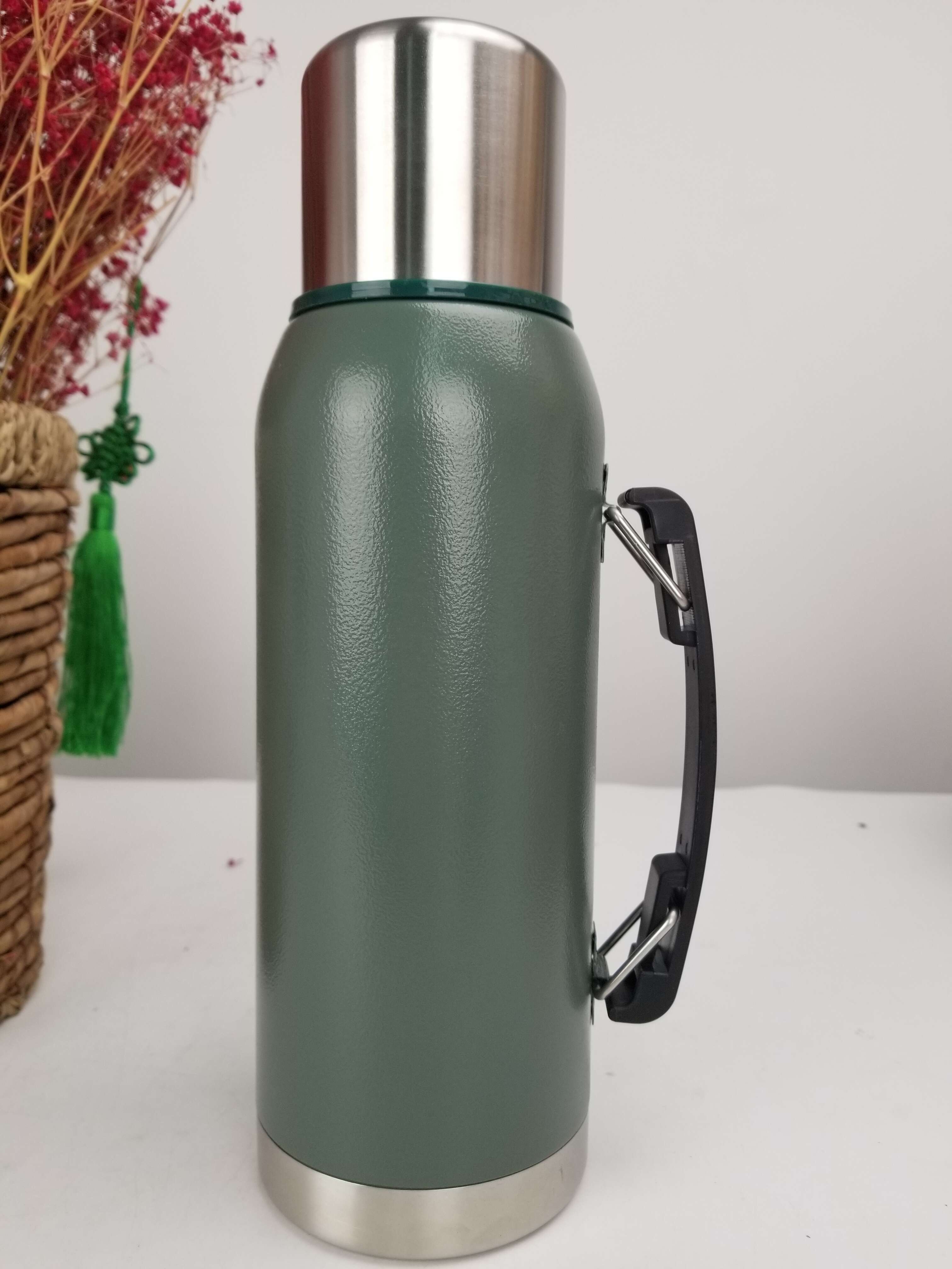 sport bottle and 1.9L/64OZ custom logo double wall Wholesale stainless steel vacuum thermos beer growler with handle