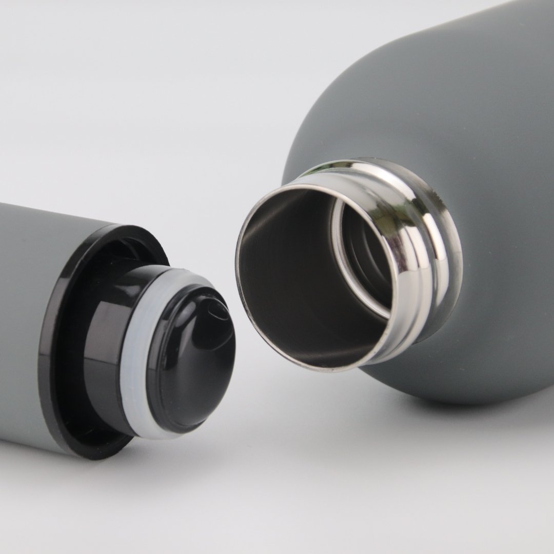 Eco-Friendly Stainless Steel Water Bottle Portable Vacuum Insulated Sports Design Thermal Cold Beverages Includes Lids