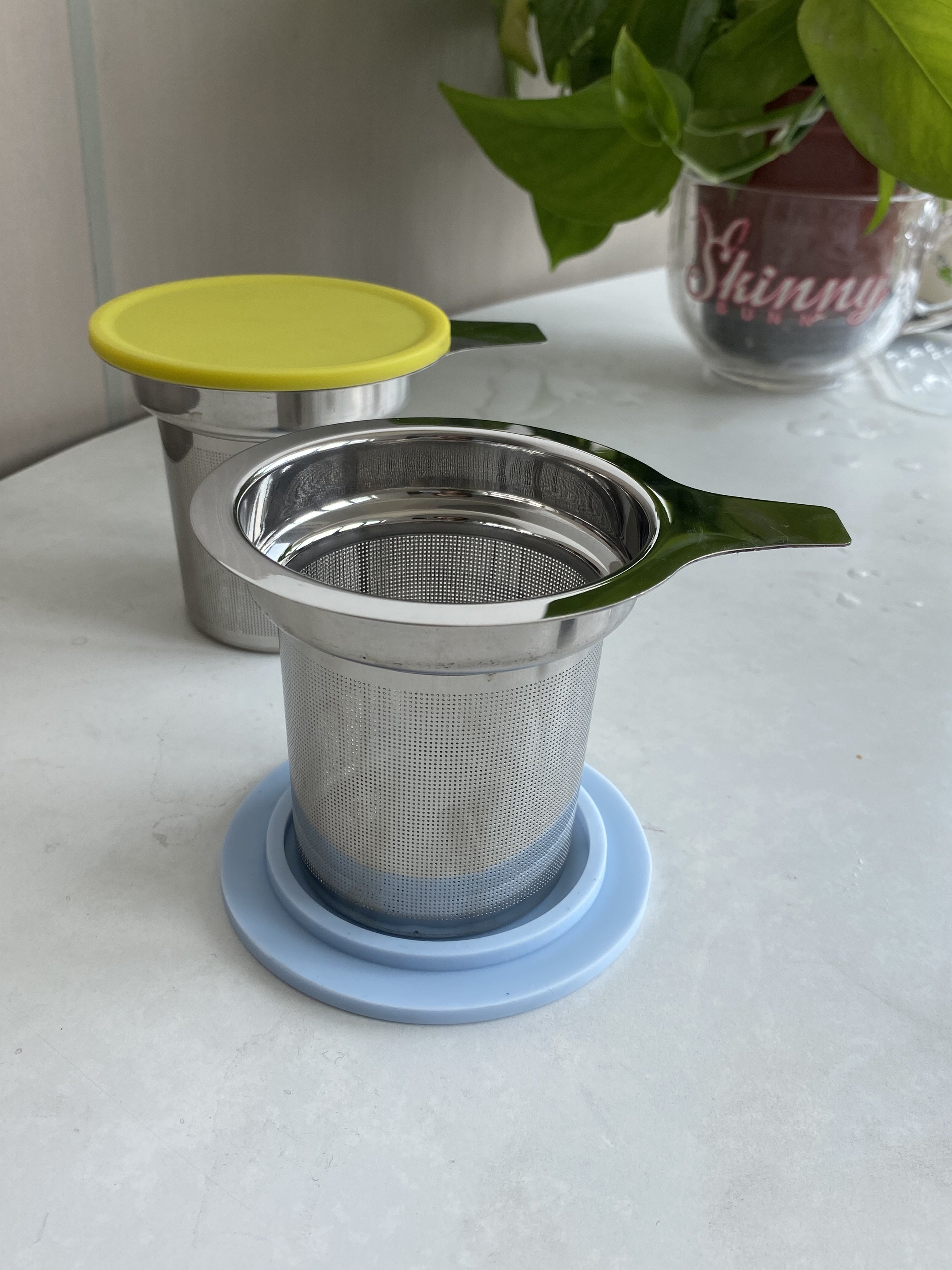 Extra Fine Mesh Tea Steeper Basket Filter Tea Strainer 304 Stainless Steel Tea Infusers with Silicone Lid for Teapot Mug Cup