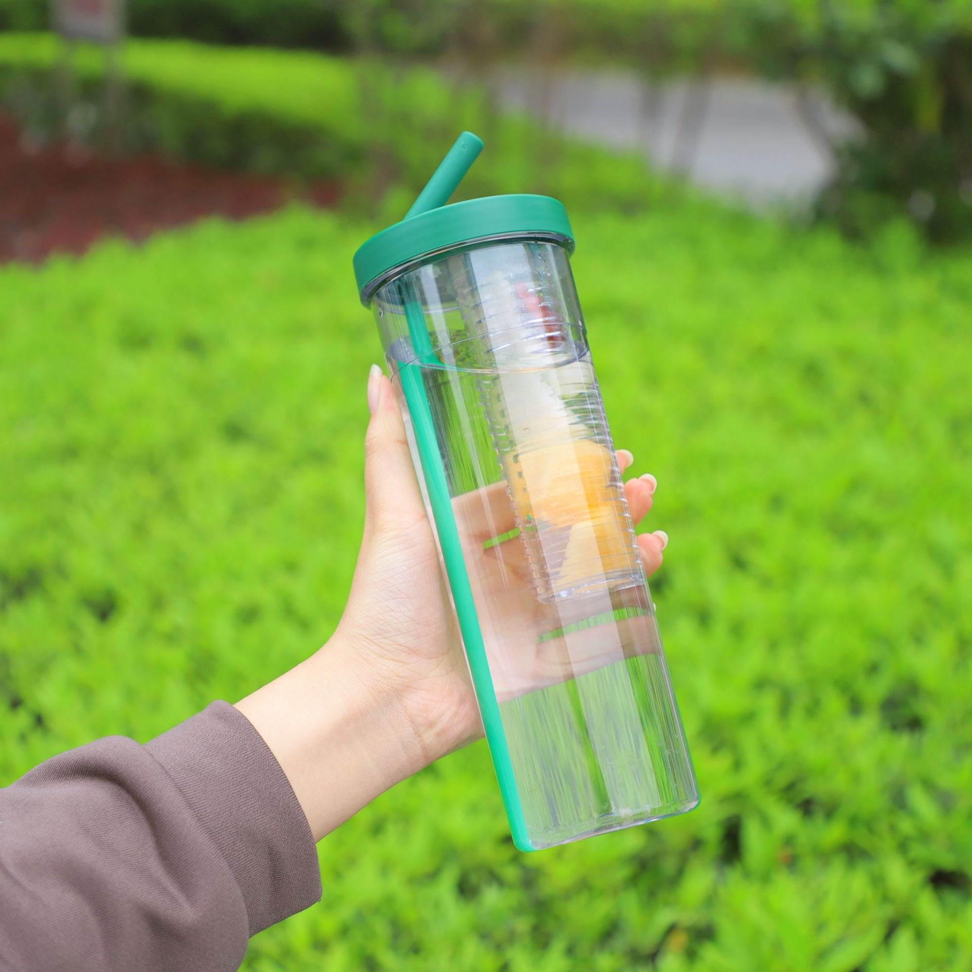 700ml Water Drinking Bottle Portable Clear Plastic Fruit Juice Plastic Tumbler cup with Straw and tea infuser