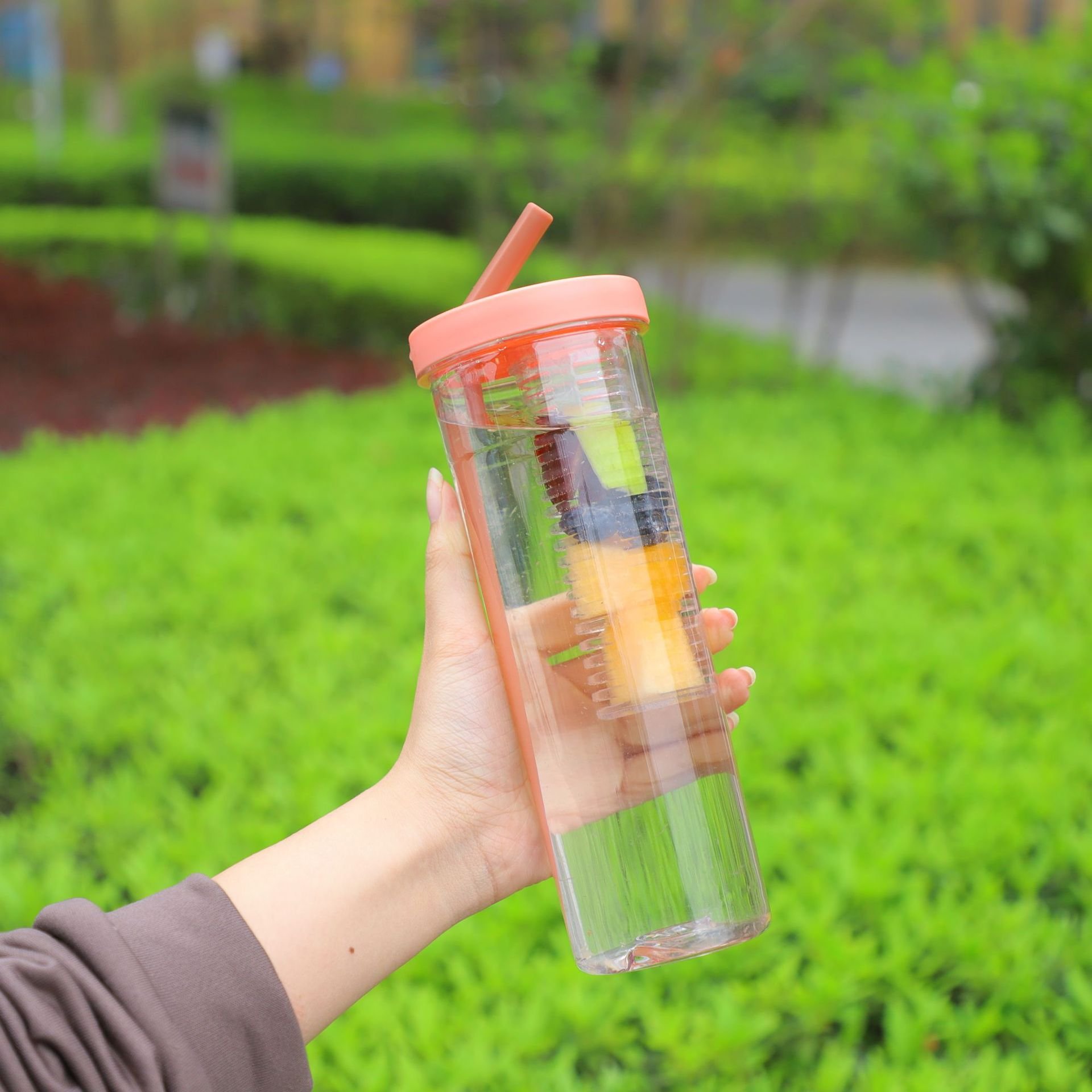 700ml Water Drinking Bottle Portable Clear Plastic Fruit Juice Plastic Tumbler cup with Straw and tea infuser