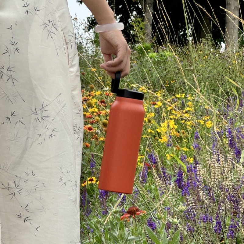 Gym Water Bottle With Magnetic Phone Holder Stainless Steel Insulated MagSafe Water Bottle With Magnetic Cell Phone Stand