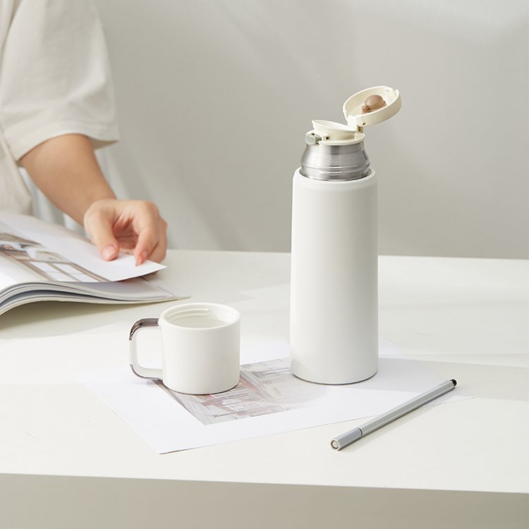 double wall vacuum stainless steel water bottle 560ml 18.9oz vacuum mug With handle Eco-friendly Light weight thermos car cup
