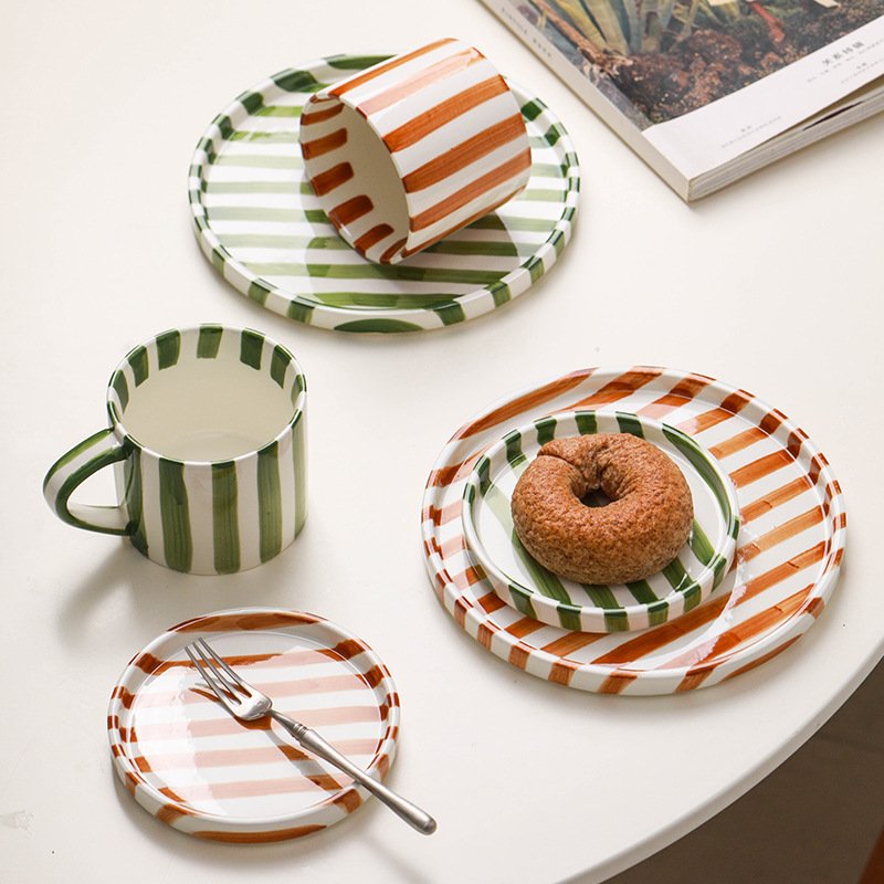Wholesale ins korea retro hand painted strip ceramic coffee mug with saucer creative dessert salad plate