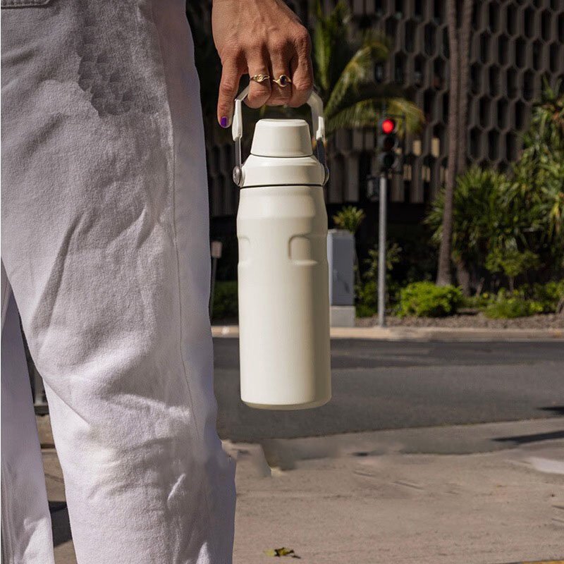 2024 Customized Double-Layer 304 Stainless Steel Flask Cup Large Capacity 18/24oz Vacuum Water Bottle With Handheld