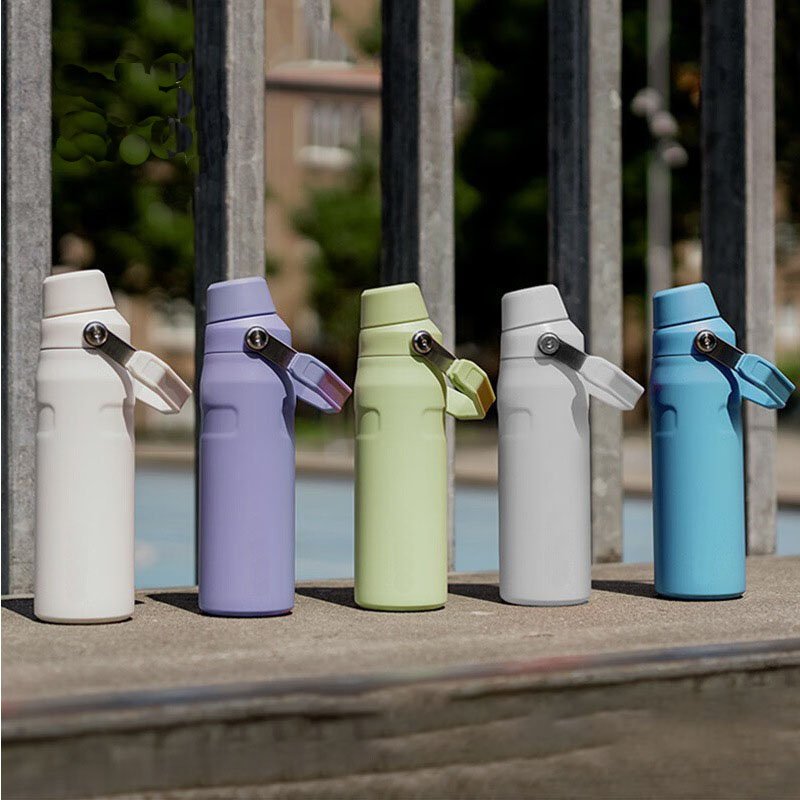 2024 Customized Double-Layer 304 Stainless Steel Flask Cup Large Capacity 18/24oz Vacuum Water Bottle With Handheld